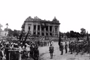 Le 19 août 1945, des dizaines de milliers d’habitants de Hanoï et des provinces voisines convergèrent vers la place de l’Opéra de Hanoï pour un meeting d’une ampleur sans précédent, répondant à l’appel à l’Insurrection générale. Photo : Archives VNA