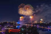 Un éblouissant spectacle de feux d’artifice illumine le ciel au-dessus du lac Hoan Kiem. Photo : VNA