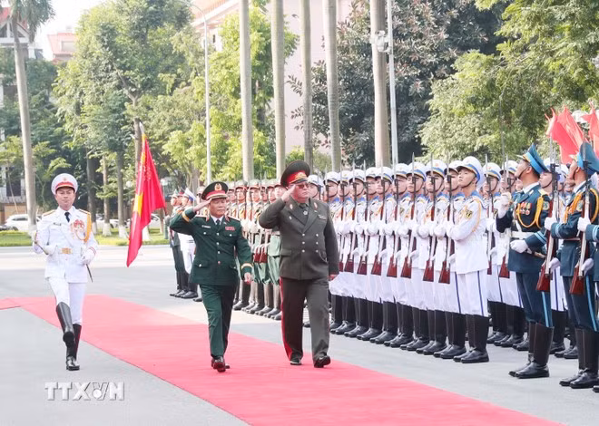 Le général Nguyen Tan Cuong et le général Pavel Muraveiko inspectent la garde d'honneur de l'Armée populaire vietnamienne lors de la cérémonie d'accueil. Photo : VNA
