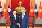 Le secrétaire général du Parti communiste du Vietnam (PCV), Tô Lâm (droite) et le secrétaire général du Parti révolutionnaire populaire lao (PPRL) et président lao Thongloun Sisoulith. Photo: VNA 