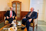 L'ambassadeur du Vietnam en Hongrie, Bui Lê Thai (gauche) et le nonce apostolique du Vatican, Michael W. Banach, chef du corps diplomatique en Hongrie. Photo: VNA