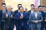 Le Premier ministre Pham Minh Chinh et des délégués. Photo: VNA