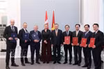 Le secrétaire général du Parti communiste du Vietnam et président de la République, Tô Lâm, et la Première ministre danoise, Mette Frederiksen, ainsi que les délégués vietnamien et danois. Photo: VNA