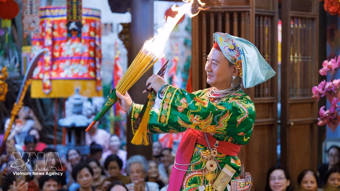 La pratique du hầu đồng exige une combinaison entre le médium, les musiciens-chanteurs (cung văn) et les assistants, allant de la préparation des costumes et des accessoires à l'organisation des rites. Photo: VNA