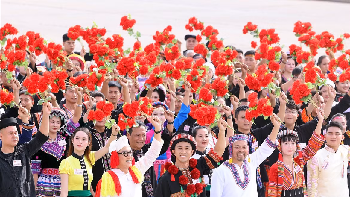 Des représentants des 54 groupes ethniques du Vietnam participent au défilé solennel marquant le 80e anniversaire de la Révolution d’Août et de la Fête nationale, le 2 septembre 2025. Photo : VNA