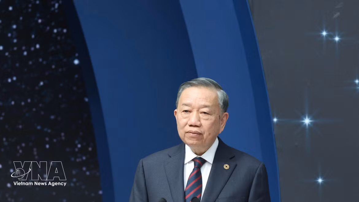 Le secrétaire général du Parti et président de la République To Lam au Sommet international sur l'espace à Paris
