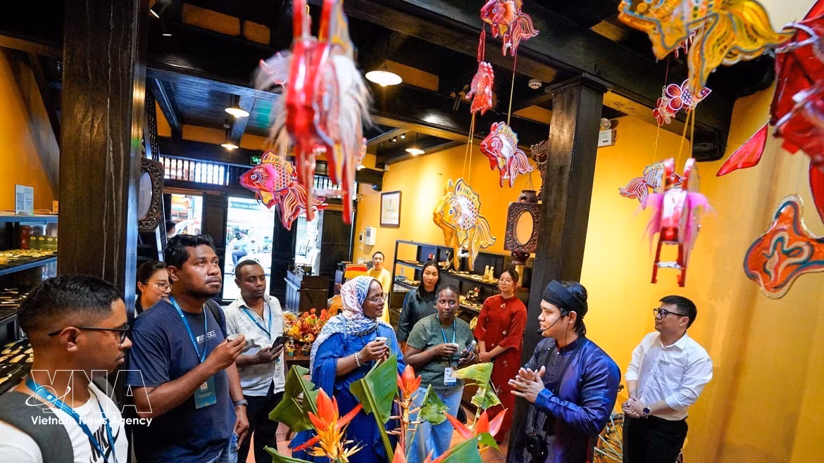 Des délégués internationaux à la découverte du patrimoine culturel de Hanoï