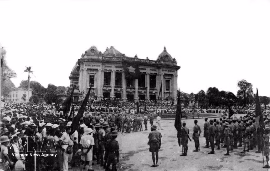 Le 19 août 1945, des dizaines de milliers d’habitants de Hanoï et des provinces voisines convergèrent vers la place de l’Opéra de Hanoï pour un meeting d’une ampleur sans précédent, répondant à l’appel à l’Insurrection générale. Photo : Archives VNA