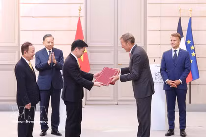 Le secrétaire général du Comité central du Parti communiste du Vietnam et président de la République, Tô Lâm, et le président français Emmanuel Macron assistent à la cérémonie de remise de documents et d’accords de coopération entre les deux pays. Photo : VNA