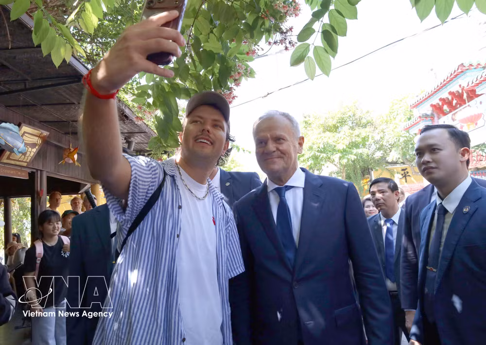 vnanet-pm-donald-tusk-touristes.jpg