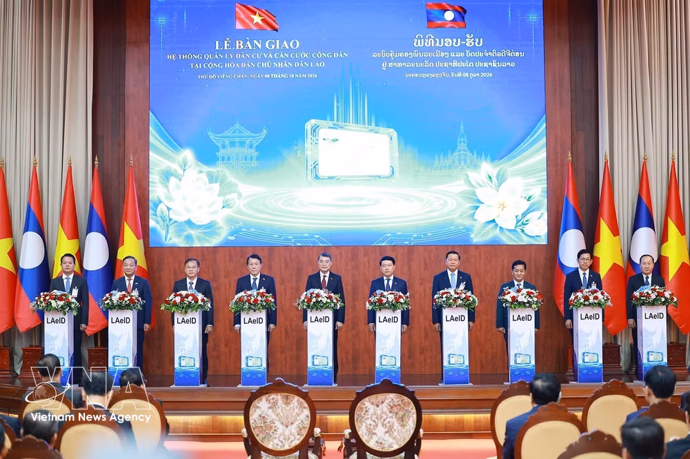 Le Premier ministre vietnamien Lê Minh Hung et le Premier ministre lao Saleumxay Kommasith lors de la cérémonie de remise du système de gestion de la population et de l'identité des citoyens au Laos, à Vientiane, le 8 octobre. Photo : VNA vnanet-vietnam-lao.jpg