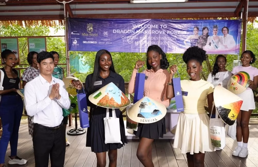 miss-monde-chapeaux-coniques.jpg