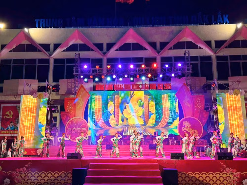 le-theatre-de-chant-de-danse-et-de-musique-du-dak-lak.jpg