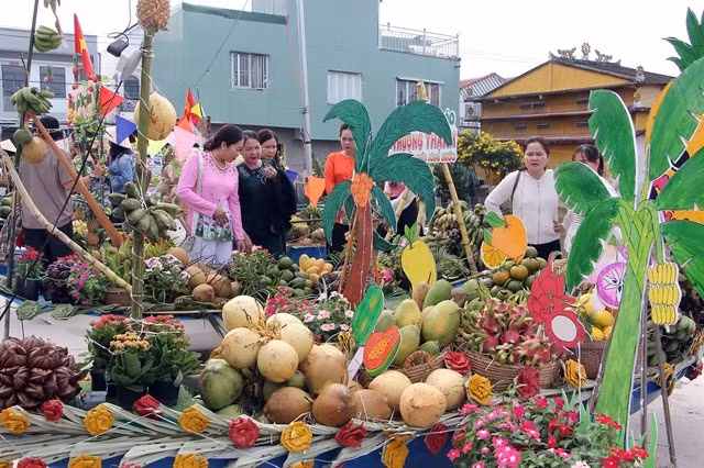 bateaux-decores-de-fruits-et-legumes-au-marche-flottant-de-cai-rang.jpg