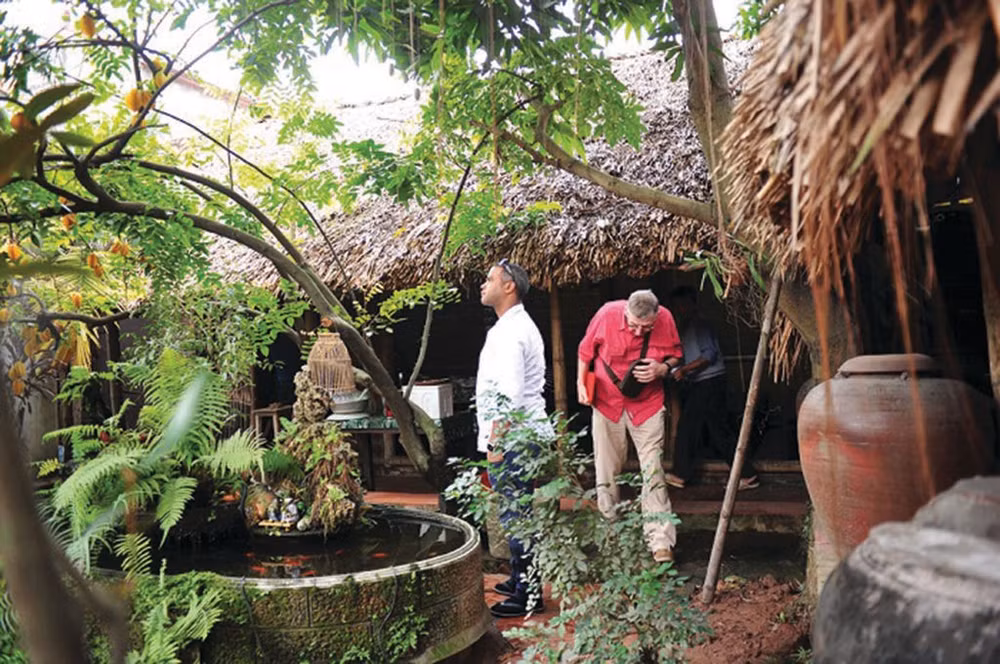 touristes-visitant-une-maison-de-lancien-village-de-phong-nam.jpg