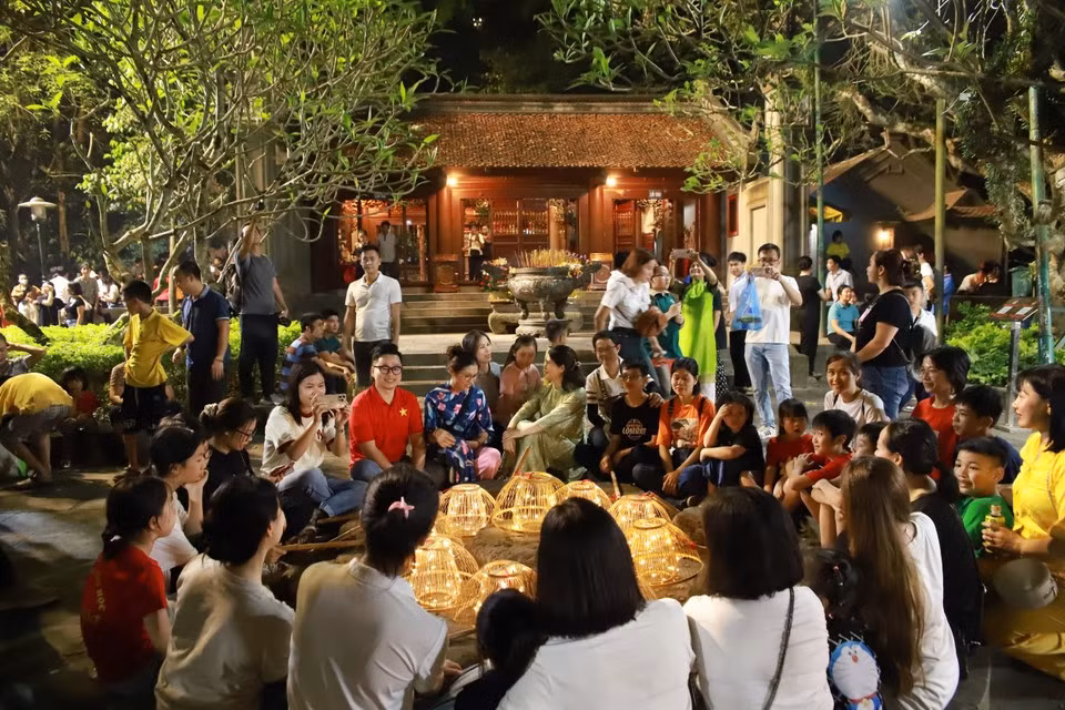visiteurs-temples-des-rois-hung-vietnamplus.jpg