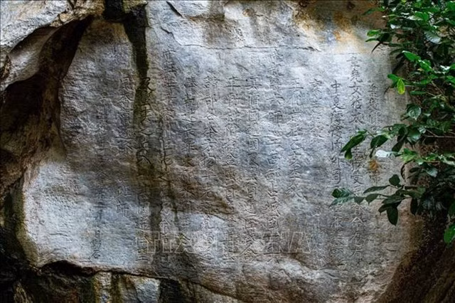 stele-en-pierre-sculptee-de-la-dynastie-des-tran.jpg