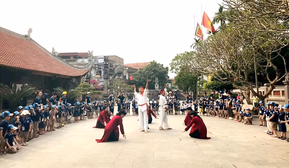 les-etudiants-de-viet-tri-decouvrent-le-chant-xoan-au-temple-hung-lo.jpg