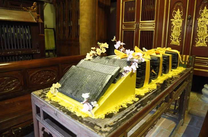 tablettes-de-bois-exposees-dans-la-pagode-de-vinh-nghiem.jpg
