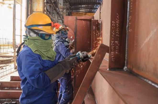 main-d-uvre-dans-la-construction-navale.jpg