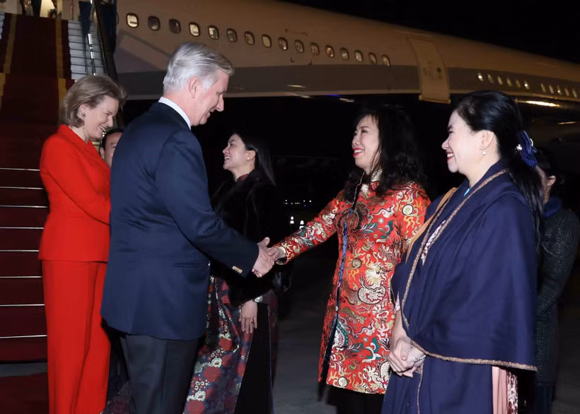 Le roi Philippe et la reine Mathilde de Belgique arrivent à Hanoï pour une visite d'État au Vietnam. Photo: VNA