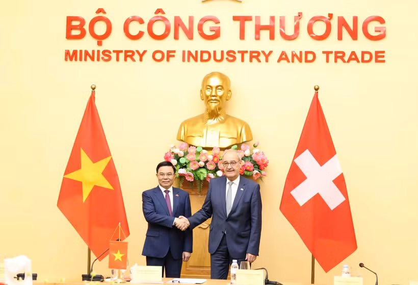 Le ministre vietnamien de l’Industrie et du Commerce, Le Manh Hung (gauche) et le président de la Confédération suisse, Guy Parmelin. Photo: moit.gov.vn.jpg