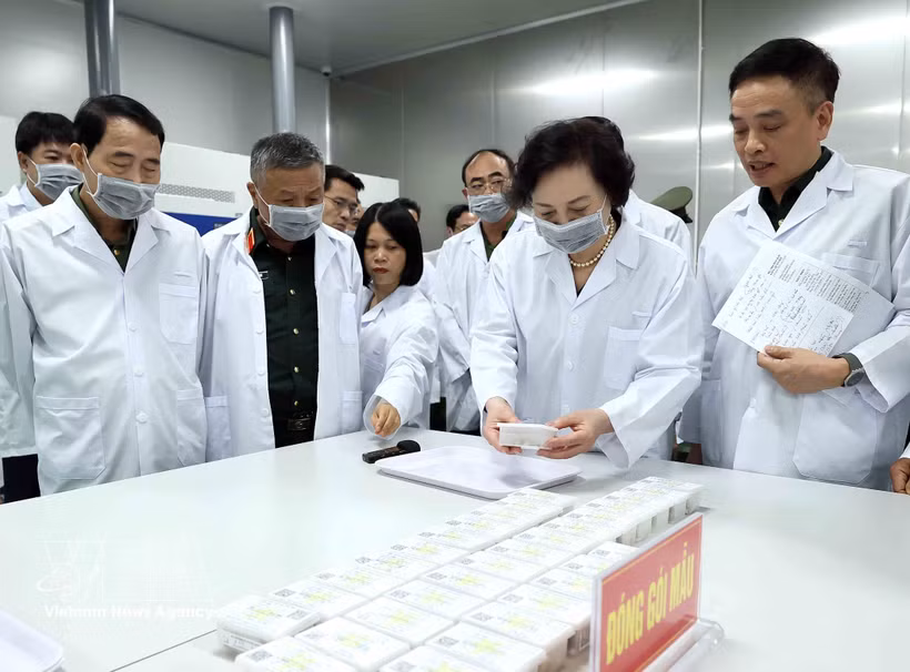 La secrétaire du Comité central du Parti et vice-Première ministre, Pham Thi Thanh Tra, examine des échantillons biologiques prélevés sur des restes de soldats morts pour la Patrie, conditionnés selon les normes et procédures nationales en vigueur. Photo : VNA