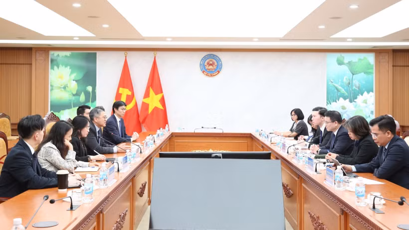 La réunion entre le vice-ministre vietnamien des Finances, Tran Quoc Phuong, et Bing Li, président de Bloomberg pour la région Asie-Pacifique. Photo: tapchikinhtetaichinh.vn