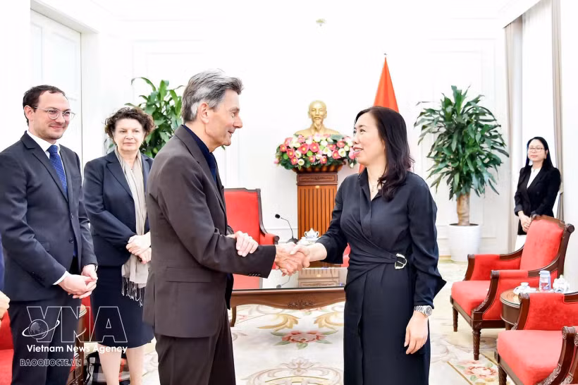 La vice-ministre Le Thi Thu Hang a reçu le député Rolf Mützenich, membre de la Commission des affaires étrangères du Bundestag, à l’occasion de sa visite de travail au Vietnam. Photo: VNA