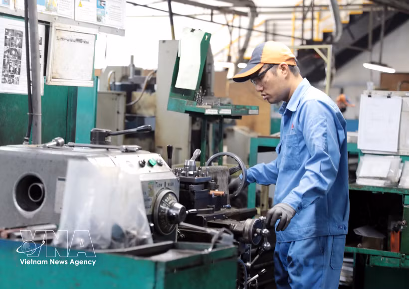 La chaîne de production de la compagnie Cosmot 1 Technology fonctionne de manière stable, répondant à la demande du marché et créant des emplois pour les travailleurs locaux. Photo : VNA