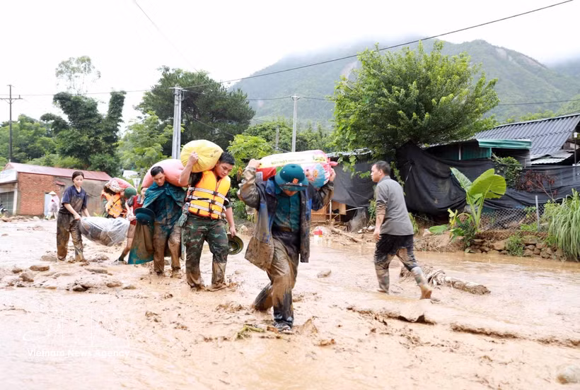 Les autorités provinciales ont dépêché une mission sur le terrain pour diriger les opérations de secours. Photo: VNA