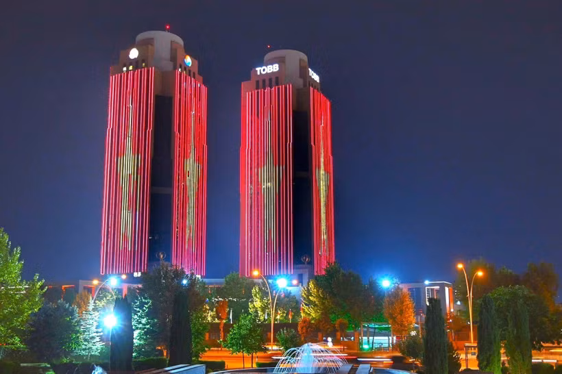 Les tours jumelles de l’Union des chambres de commerce et des bourses de commerce de Turquie (TOBB), à Ankara, se sont illuminées aux couleurs du drapeau vietnamien. Photo: ambassade du Vietnam en Turquie