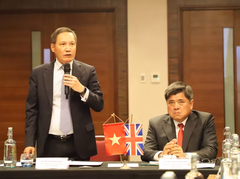 L'ambassadeur du Vietnam au Royaume-Uni, Do Minh Hung (gauche), prend la parole lors de l'événement. Photo : VNA 