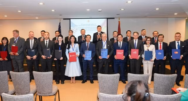 La cérémonie de signature du protocole d'accord entre EQuest Education Group et Standard Chartered Bank (succursale de New York) s'est déroulée en présence du secrétaire général du PCV et président To Lam. PHOTO : VIFC-HCMC