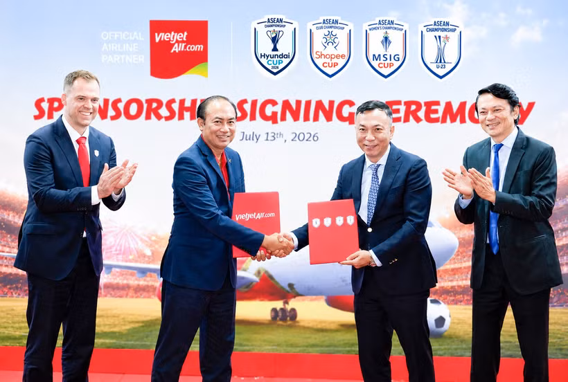 Vietjet Air et Vikki Digital Bank ont été nommées, le 13 juillet, respectivement compagnie aérienne et banque officielles au Vietnam des quatre compétitions de l'ASEAN United FC : l'ASEAN Hyundai Cup™, l'ASEAN Club Championship Shopee Cup™, l'ASEAN Women's MSIG Cup™ et l'ASEAN U-23 Championship™. Photo: Vietjet