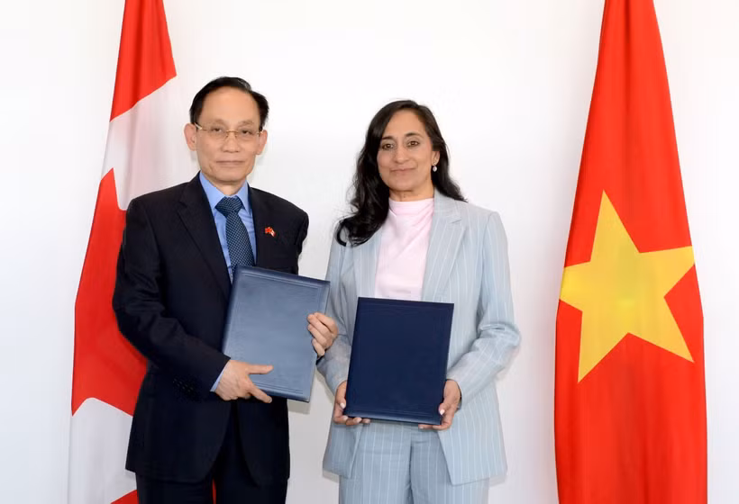 Le ministre des AE Le Hoai Trung et son homologue canadienne Anita Anand. Photo: ministère des AE du Vietnam