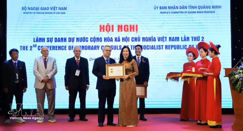 La vice-ministre des Affaires étrangères, Le Thi Thu Hang, décerne l'Insigne « Pour la diplomatie vietnamienne » et des certificats de mérite du ministre des Affaires étrangères à plusieurs consuls honoraires en reconnaissance de leurs contributions remarquables. Photo : VNA