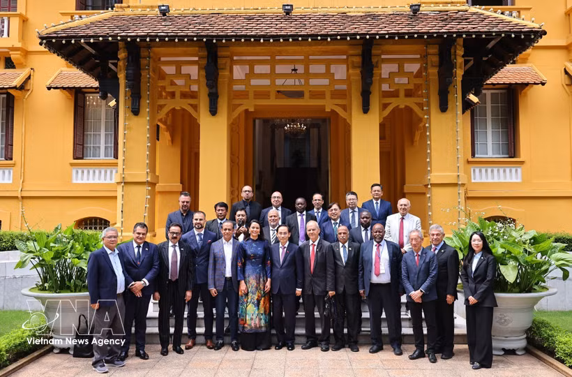 Le ministre des Affaires étrangères Le Hoai Trung et la délégation de consuls honoraires du Vietnam à l'étranger. Photo: VNA