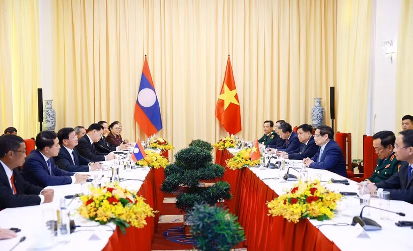 La réunion entre le Premier ministre vietnamien Pham Minh Chinh et le secrétaire général du Parti populaire révolutionnaire lao (PLR) et président Thongloun Sisoulith. Photo: VNA