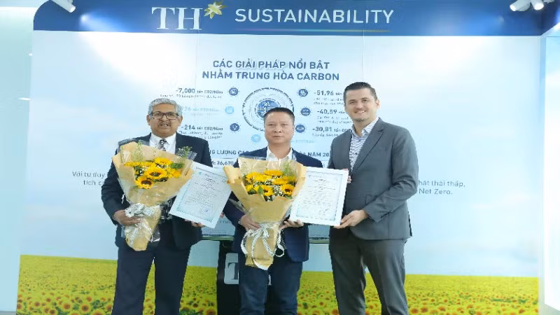 Des représentants de la société par actions du lait TH et de la SARL d'eau pure Nui Tiên, filiales du groupe laitier TH True Milk, reçoivent le 4 avril, des certificats de neutralité carbone selon la norme PAS 2060:2014. Photo: nhandan.vn