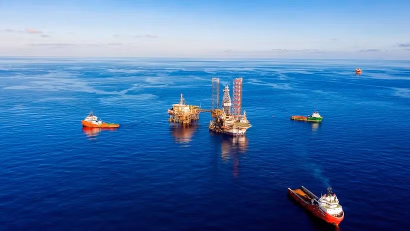 Déploiement d’une plateforme de forage autoélévatrice sur un site d’exploration pétrolière et gazière en mer. Photo : PVN