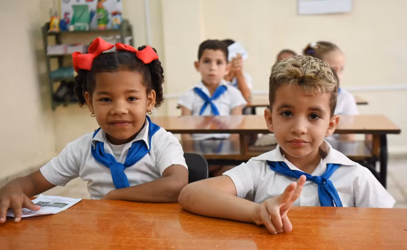 Les élèves de première année découvrent avec joie leur nouvelle classe. Photo : VNA 