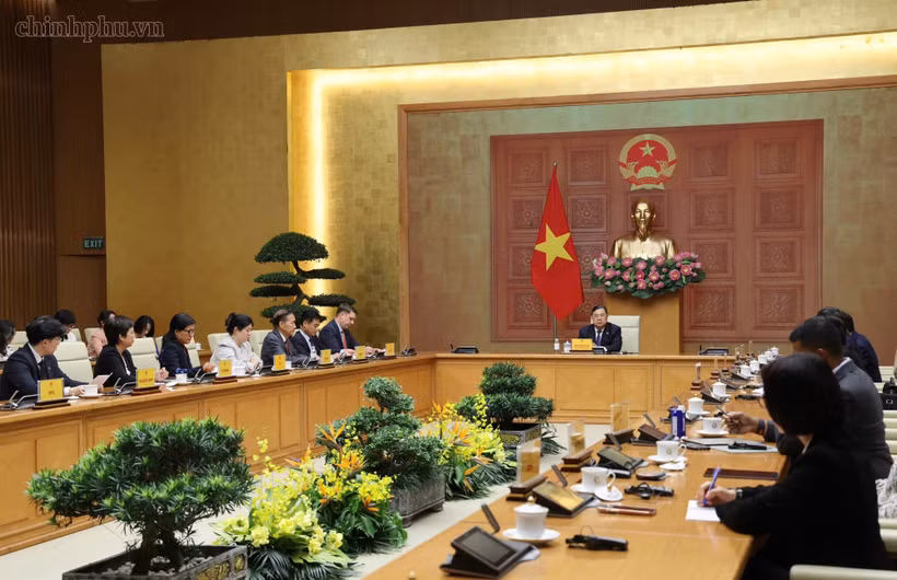 La rencontre entre le vice-Premier ministre permanent Pham Gia Tuc et des représentants d’associations et d’entreprises américaines investissant et opérant au Vietnam, le 17 juillet à Hanoï. Photo: baochinhphu.vn