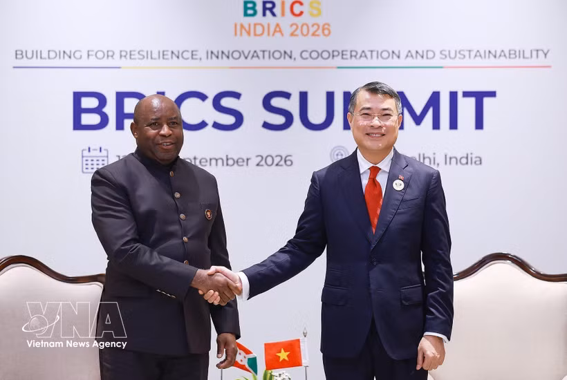 Le Premier ministre du Vietnam Le Minh Hung (droite) et le président burundais Évariste Ndayishimiye. Photo: VNA