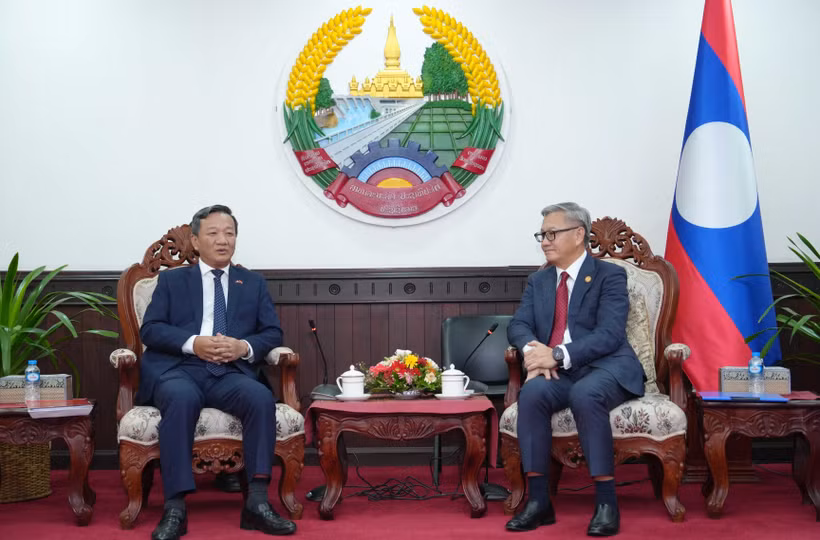 L'ambassadeur du Vietnam au Laos, Nguyên Minh Tâm (gauche) et Thongsavanh Phomvihane, membre du Comité central du Parti et ministre lao des Affaires étrangères. Photo: VNA