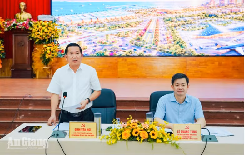 Dinh Van Noi, secrétaire adjoint du Comité provincial du Parti et secrétaire du Comité du Parti de la zone spéciale de Phu Quôc à la rencontre. Photo: baoangiang.com