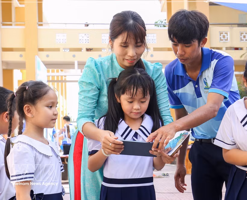 Les familles, les écoles et la société s'unissent pour construire un « bouclier numérique » afin de protéger les enfants en ligne. Photo : VNA
