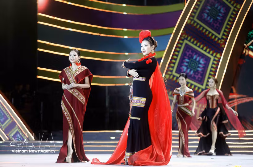 Cérémonie d'ouverture de la Semaine culturelle et touristique de Moc Chau 2026 et du Festival international du brocart de Son La. Photo: VNA