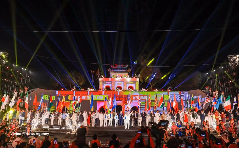 La deuxième édition du Festival des cultures du monde à Hanoï s’est ouverte le 1er octobre à la Citadelle impériale de Thang Long, sous le thème « Convergence des patrimoines – Façonner l’avenir ». Photo: VNA