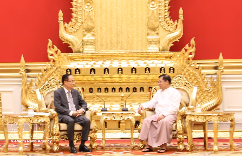 Le ministre vietnamien des Affaires étrangères, Le Hoai Trung (gauche), et le président du Myanmar, Min Aung Hlaing. Photo: VNA
